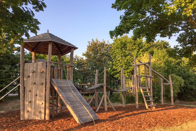 Spielplatz, Kinderspielplatz, Spielgerät, Bau und Prüfung