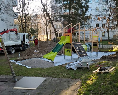 Aufbau Montage Spielgerät in München-Neuperlach - © M+D Garten- und Landschaftsbau GmbH