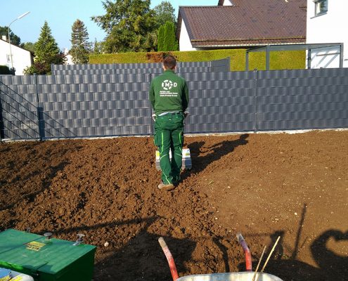 Rasenfläche mit Rollrasen herstellen - © M+D Garten- und Landschaftsbau GmbH